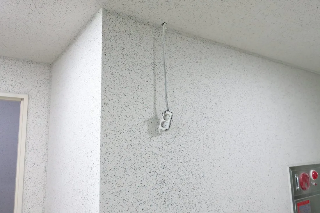 벽에 고정되지 않고 천장에서 전선에 매달린 콘센트
