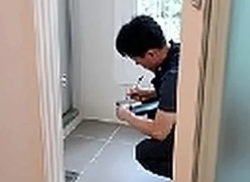 바닥 하부를 확인하며 체크리스트를 작성하는 모습